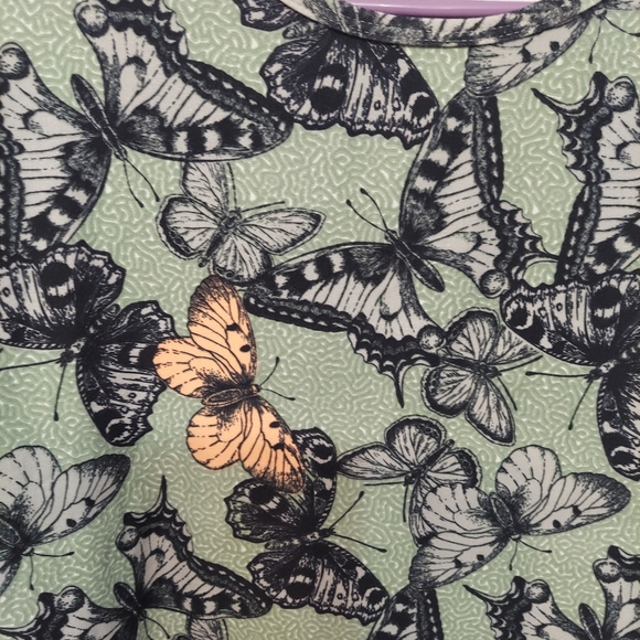 Lularoe butterfly print Irma XS oversized flowy - Picture 4 of 8